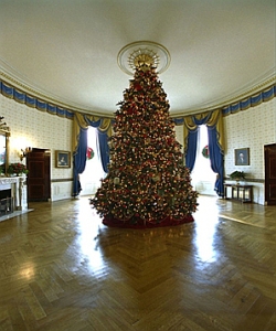 2002_Blue_Room_Christmas_tree
